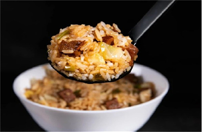 港小妹港式铁板炒饭加盟