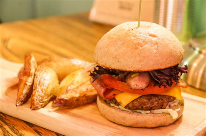 肉墩墩美式手工汉堡加盟