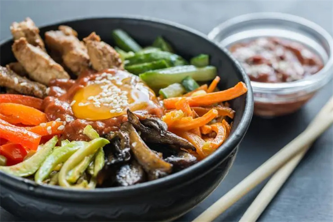 七先生石锅拌饭加盟