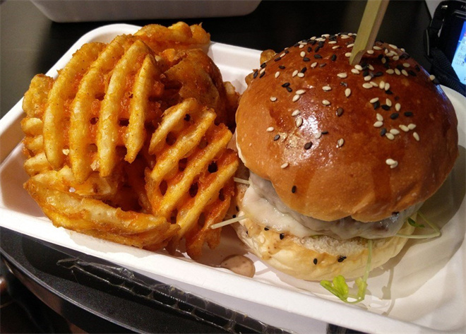 三去谷饲和牛汉堡 三去谷饲和牛汉堡