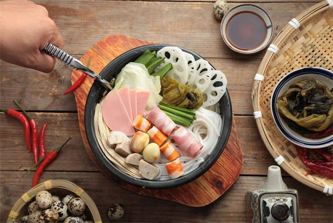 傣三鲜小锅米线加盟