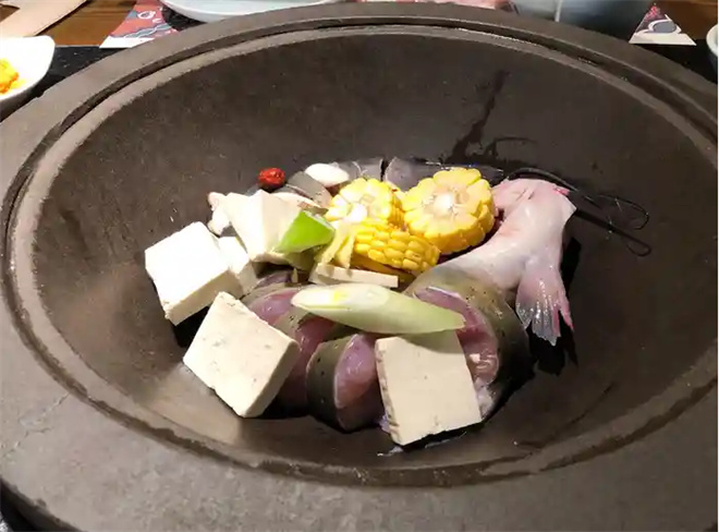 鱼翻天豆腐石锅鱼