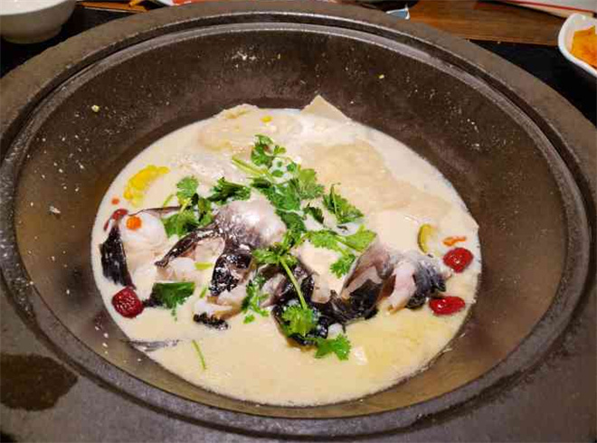 鱼翻天豆腐石锅鱼