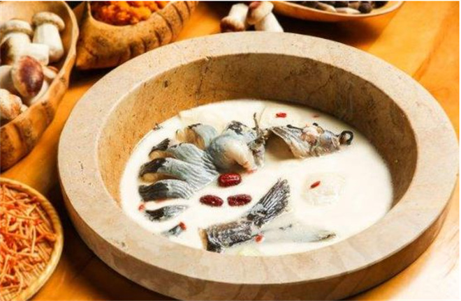 水荷塘蒸汽石锅鱼 水荷塘蒸汽石锅鱼