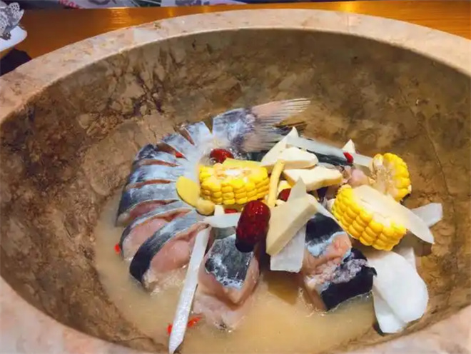 水荷塘蒸汽石锅鱼 水荷塘蒸汽石锅鱼