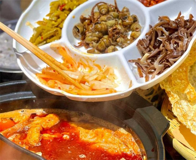 喜喜半仙牛八宝螺蛳粉火锅加盟