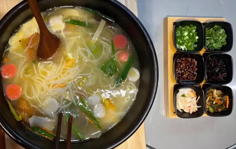 施大厨菌汤鲜花过桥米线加盟