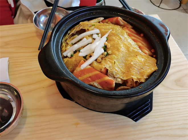 王小灶砂锅麻辣烫加盟