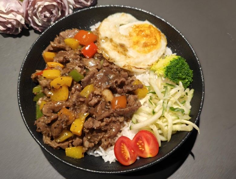 鐵牛哥烈火烤肉拌飯