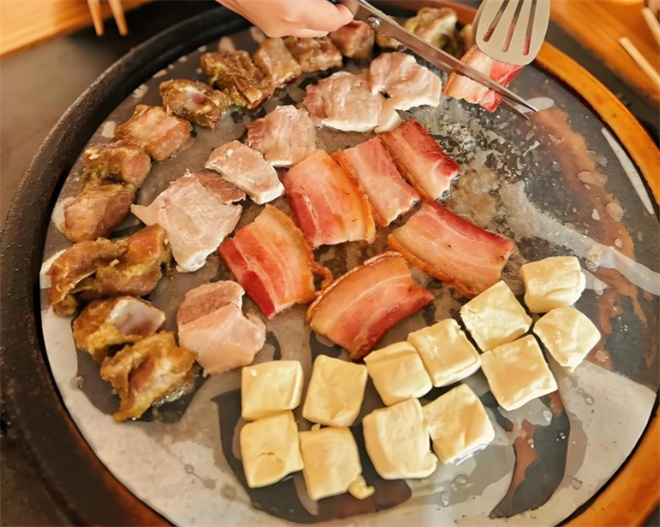 神火源石板烤肉加盟