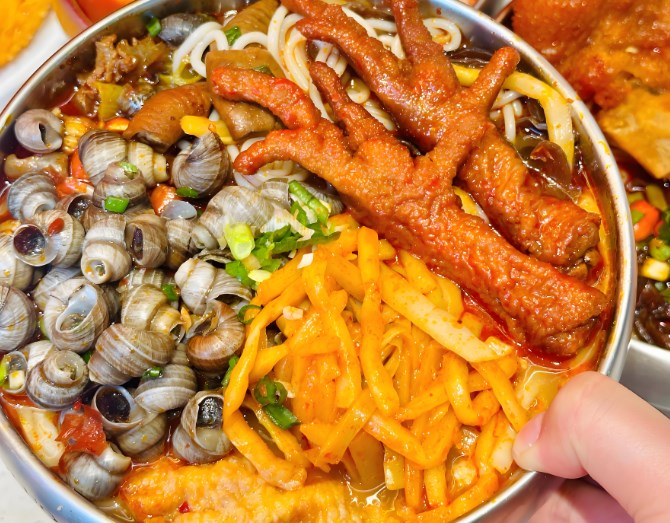 嗦一口螺蛳粉火锅