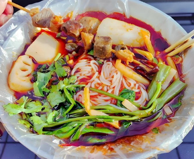 嗦一口螺蛳粉火锅