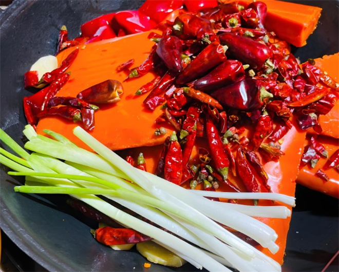 香辣麻三狠老火锅加盟