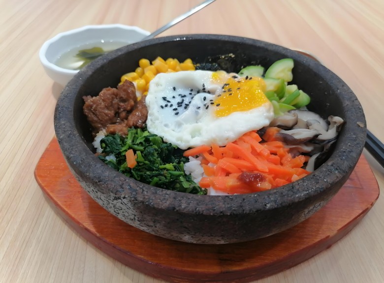 釜槿缘石锅拌饭