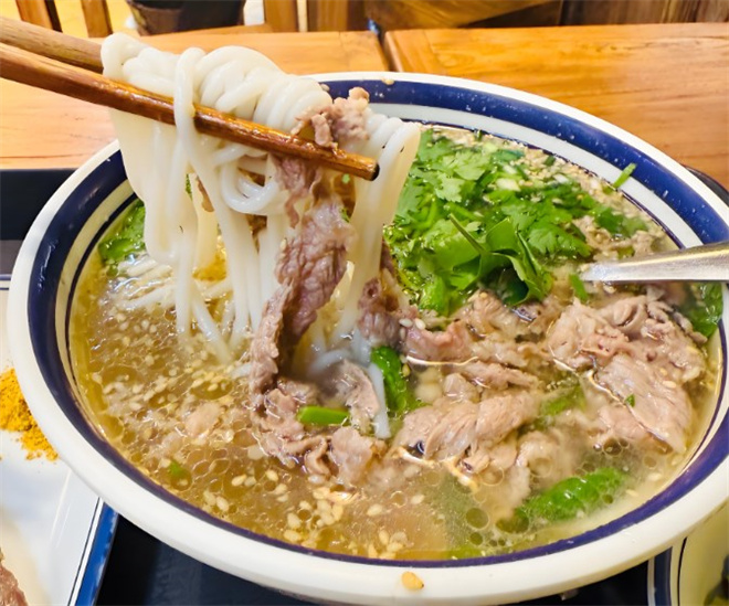 云阿蛮生烫牛肉米线加盟