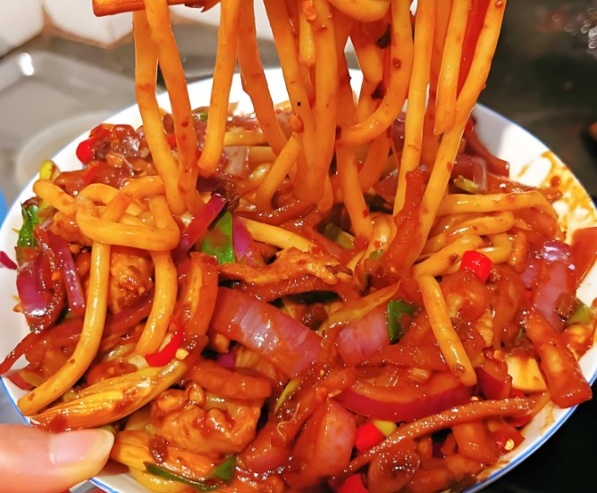 郭小妍初见新疆炒米粉 郭小妍初见新疆炒米粉