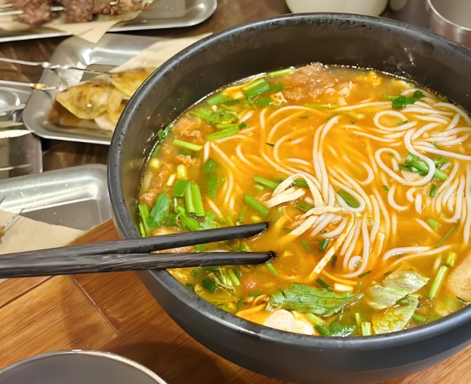 瑤家妹子過(guò)橋米線