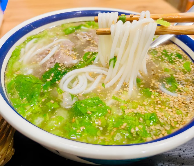 孫教頭生燙牛肉米線