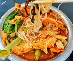 龍貴哥現(xiàn)熬雞湯螺螄粉
