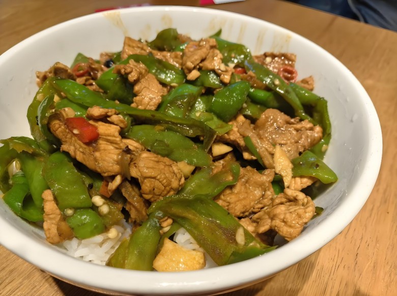 湘小闹湘菜盖码饭加盟