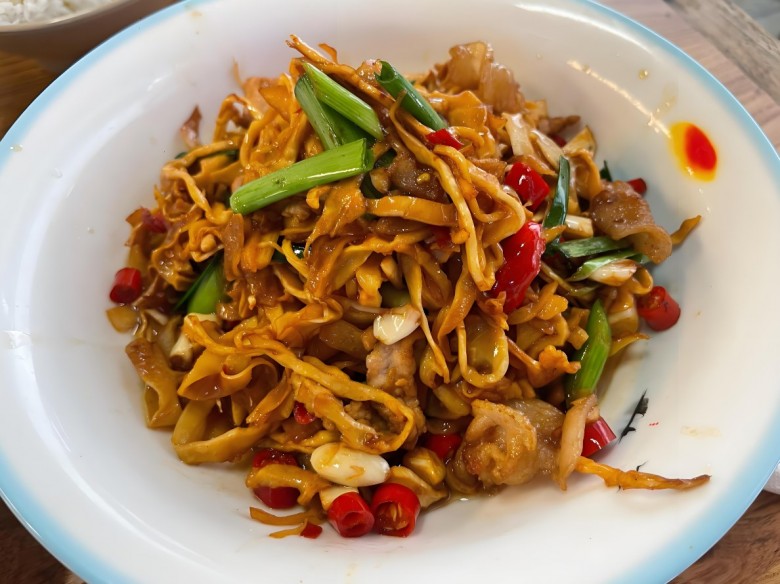 湘小闹湘菜盖码饭加盟