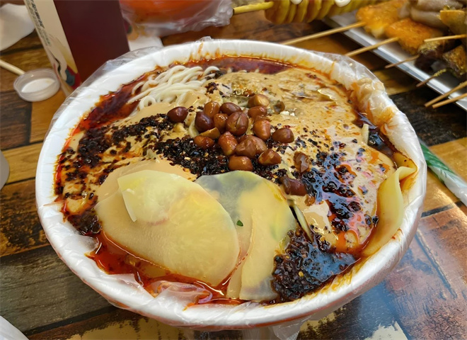 赛村花东北黏糊麻辣烫