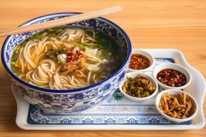 子宸什夹婆乌鸡米线