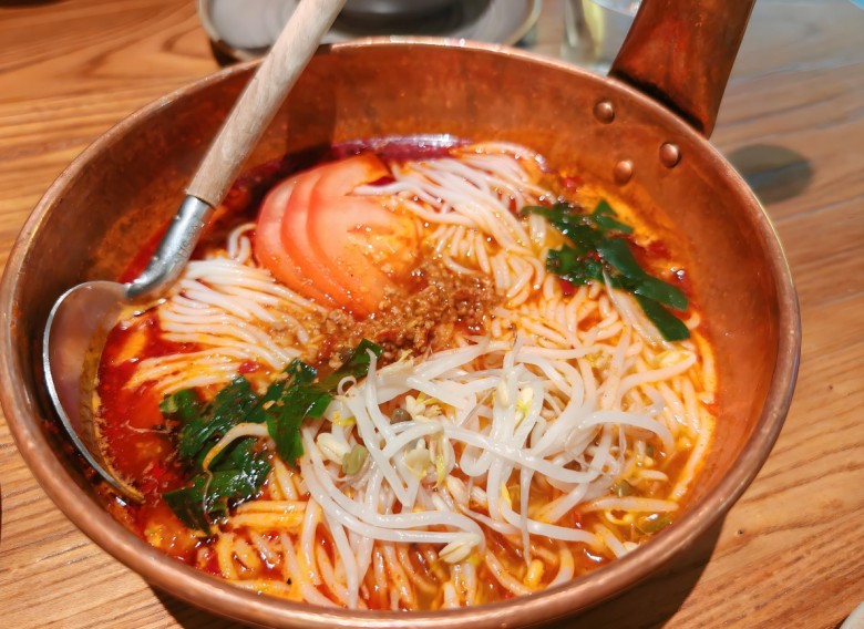 婷亭玉立小锅米线