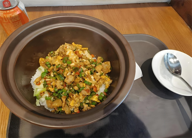 湘味阁紫砂煲拌饭