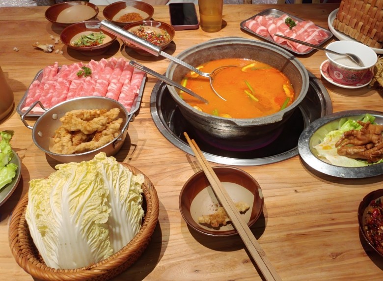 红灯记贵州酸汤牛肉火锅