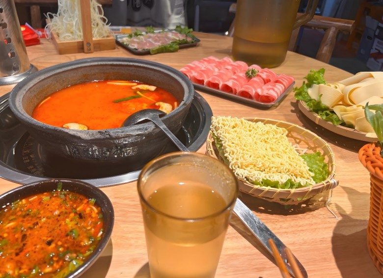 红灯记贵州酸汤牛肉火锅