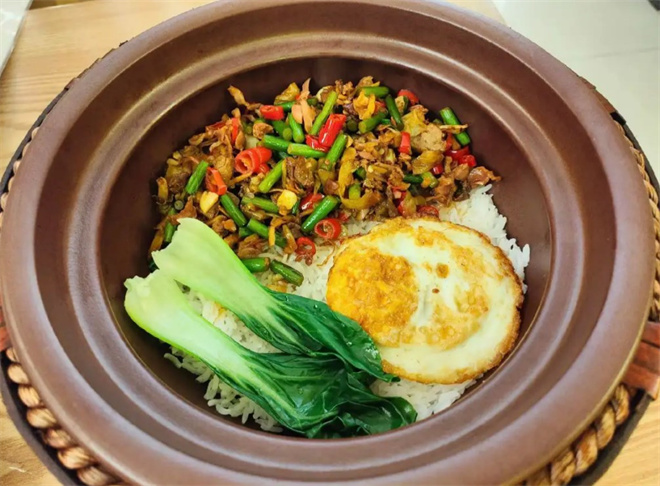 黄一厨紫砂锅拌饭
