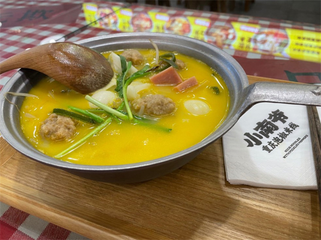 小南爷重庆泡椒米线加盟