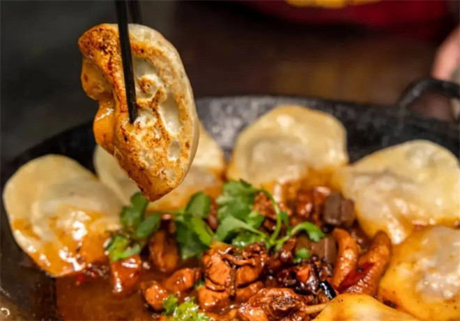 吮指地锅鸡 吮指地锅鸡