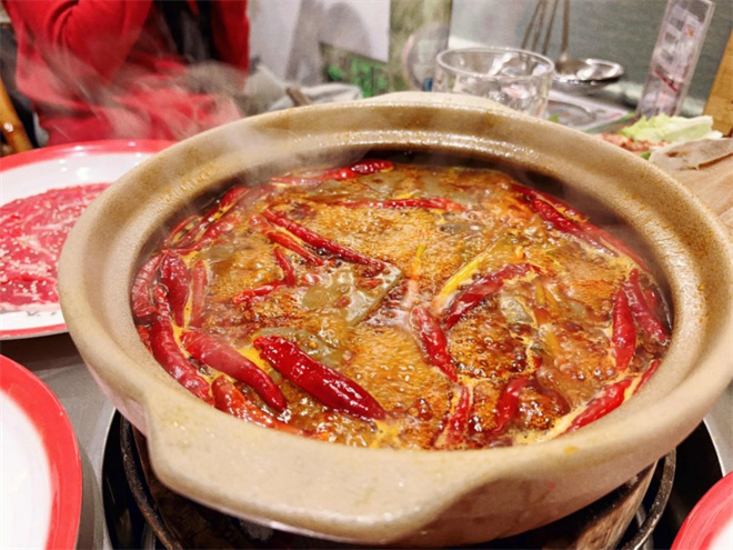 黑马路炭火老火锅