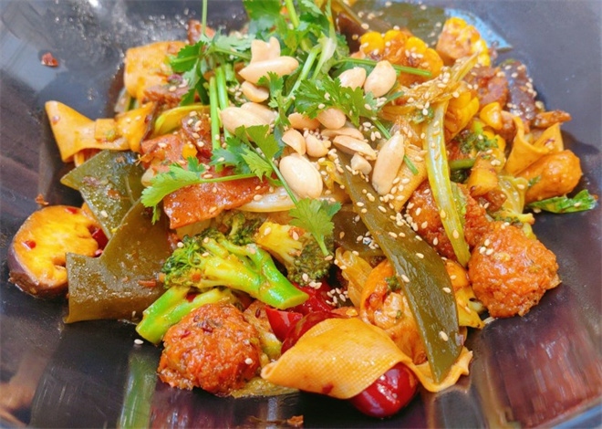 江湖吼吼麻辣香锅加盟